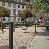 Bild vom Spielplatz anzeigen.