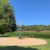 Bild vom Spielplatz anzeigen.