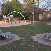Bild vom Spielplatz anzeigen.