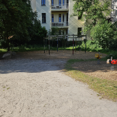 Bild vom Spielplatz anzeigen.