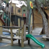 Bild vom Spielplatz anzeigen.