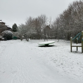 Bild vom Spielplatz anzeigen.