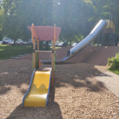 Bild vom Spielplatz anzeigen.