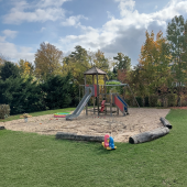 Bild vom Spielplatz anzeigen.