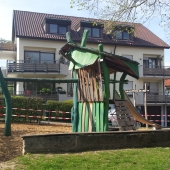Bild vom Spielplatz anzeigen.