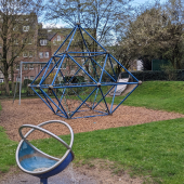 Bild vom Spielplatz anzeigen.