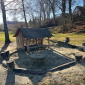 Bild vom Spielplatz anzeigen.