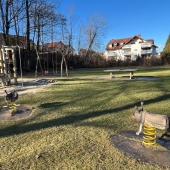 Bild vom Spielplatz anzeigen.