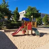 Bild vom Spielplatz anzeigen.