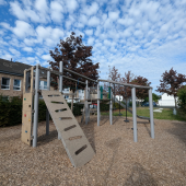 Bild vom Spielplatz anzeigen.