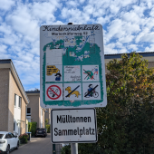 Bild vom Spielplatz anzeigen.