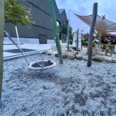Bild vom Spielplatz anzeigen.