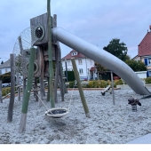 Bild vom Spielplatz anzeigen.
