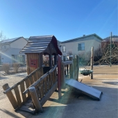 Bild vom Spielplatz anzeigen.