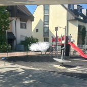 Bild vom Spielplatz anzeigen.