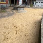 Bild vom Spielplatz anzeigen.