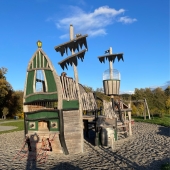 Spielplatz Mehrgenerationen Spielplatz am Badesee:Bild hochgeladen am 2025-10-24 15:16:47 Bild vom Spielplatz anzeigen.