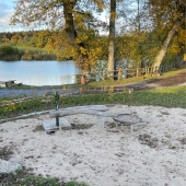 Spielplatz Mehrgenerationen Spielplatz am Badesee:Bild hochgeladen am 2025-10-24 15:16:52 Bild vom Spielplatz anzeigen.