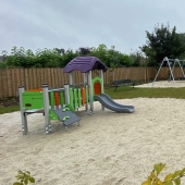 Bild vom Spielplatz anzeigen.