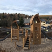 Bild vom Spielplatz anzeigen.