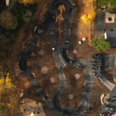 Bild vom Spielplatz anzeigen.