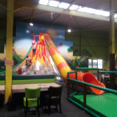 Bild vom Spielplatz anzeigen.