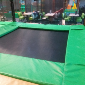 Bild vom Spielplatz anzeigen.