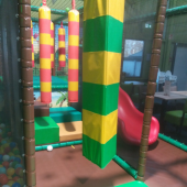 Bild vom Spielplatz anzeigen.