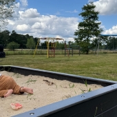 Bild vom Spielplatz anzeigen.