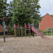 Bild vom Spielplatz anzeigen.