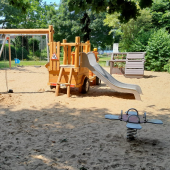 Bild vom Spielplatz anzeigen.