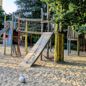 Bild vom Spielplatz anzeigen.