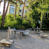 Bild vom Spielplatz anzeigen.