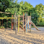 Bild vom Spielplatz anzeigen.