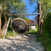 Bild vom Spielplatz anzeigen.