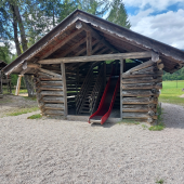 Bild vom Spielplatz anzeigen.