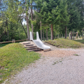 Bild vom Spielplatz anzeigen.