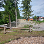 Bild vom Spielplatz anzeigen.