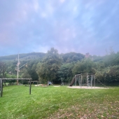 Bild vom Spielplatz anzeigen.