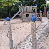 Bild vom Spielplatz anzeigen.