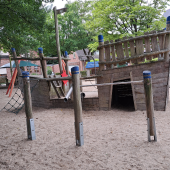 Bild vom Spielplatz anzeigen.