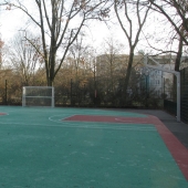 Bild vom Spielplatz anzeigen.