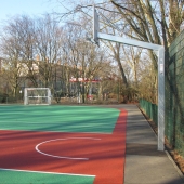 Bild vom Spielplatz anzeigen.