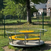 Bild vom Spielplatz anzeigen.