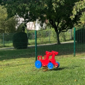 Bild vom Spielplatz anzeigen.