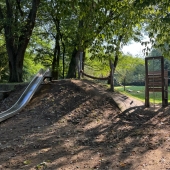 Bild vom Spielplatz anzeigen.
