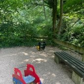 Bild vom Spielplatz anzeigen.