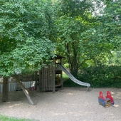 Bild vom Spielplatz anzeigen.