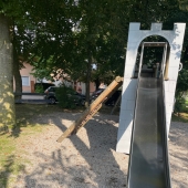 Bild vom Spielplatz anzeigen.