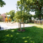 Bild vom Spielplatz anzeigen.